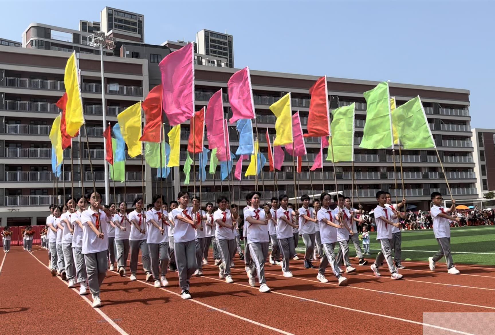 学生们表演节目展示民族特色