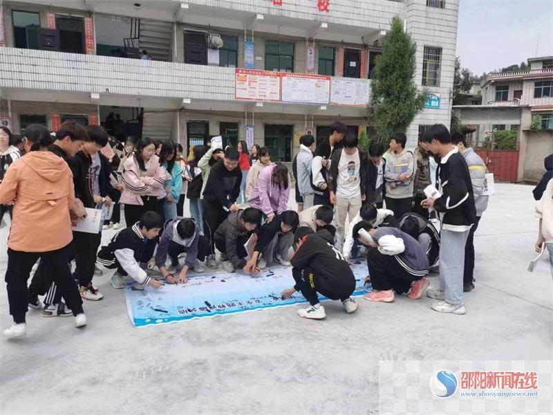 隆回县鸭田镇苗田中学举行“珍爱生命，预防溺水”师生签名活动