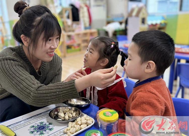 东营市东营区阳光幼儿园开展“寒冬腊月  温情腊八”活动